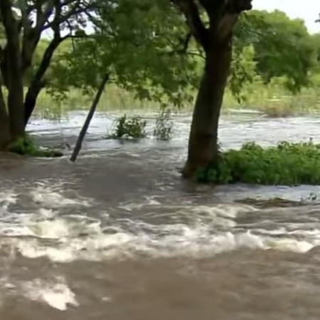 El agua arrasó con todo en la localidad chaqueña de Tres Bocas: casas inundadas, evacuados y temor por las nuevas lluvias