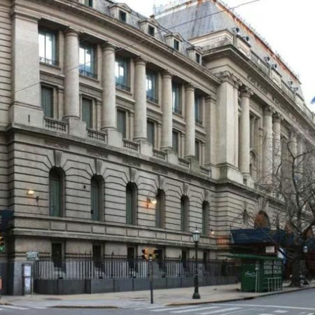 El Colegio Nacional Buenos Aires prohibió que los alumnos usen el celular en el aula